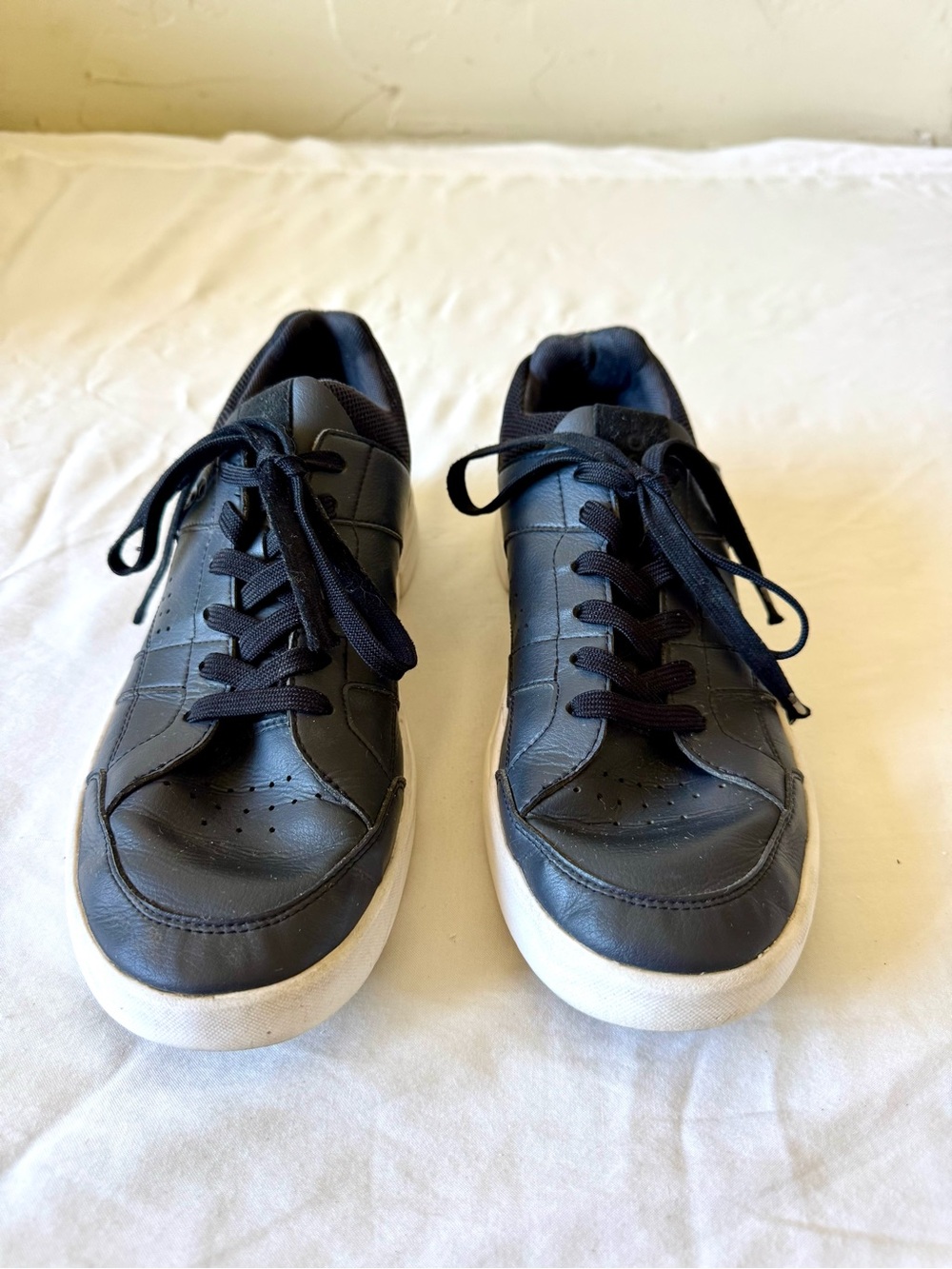 On The Roger Clubhouse Men’s Sneakers – Black/White | Size 9
